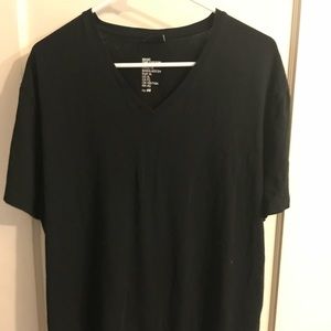 H and m black v neck t shirt size xl